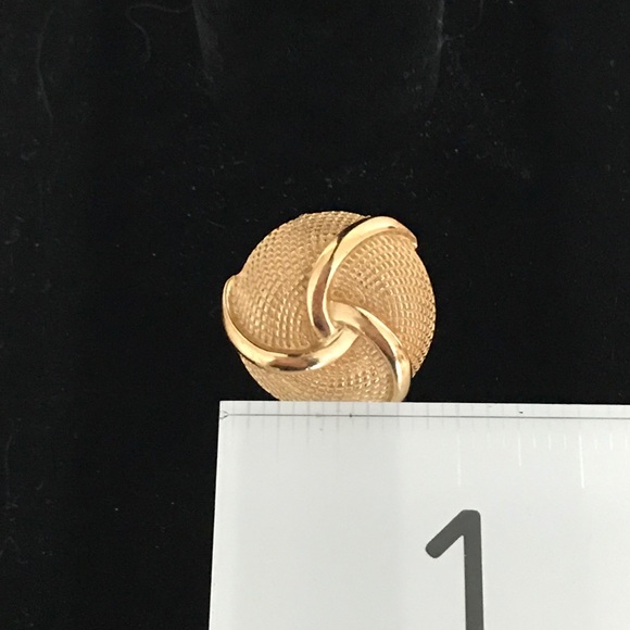 RARE VTG 1960s Crown Trifari Gold Tone Statement Earrings Basketweave Design - Picture 5 of 15